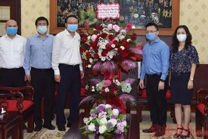 Đoàn đại biểu Bộ Tài nguyên và Môi trường do Thứ trưởng Lê Công Thành dẫn đầu đã tới thăm, chúc mừng Báo Nhân Dân nhân dịp kỷ niệm 96 năm Ngày Báo chí Cách mạng Việt Nam. (Ảnh: TRẦN HẢI)