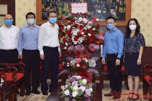 Đoàn đại biểu Bộ Tài nguyên và Môi trường do Thứ trưởng Lê Công Thành dẫn đầu đã tới thăm, chúc mừng Báo Nhân Dân nhân dịp kỷ niệm 96 năm Ngày Báo chí Cách mạng Việt Nam. (Ảnh: TRẦN HẢI)