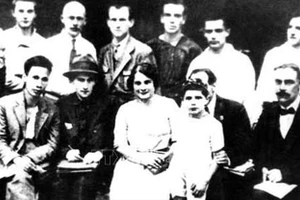 Đồng chí Nguyễn Ái Quốc (người đầu tiên bên trái, hàng ngồi) với một số đại biểu tham dự Đại hội lần thứ 5 Quốc tế cộng sản tại Moskva, từ 17-6 đến 8-7-1924. Ảnh: Tư liệu/TTXVN phát