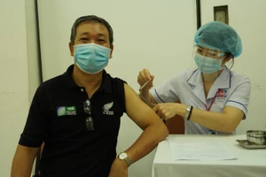 Phóng viên được tiêm vaccine phòng Covid-19.