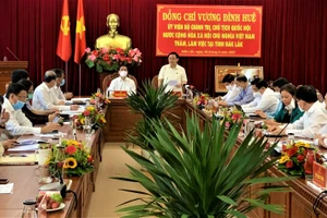 Chủ tịch Quốc hội Vương Đình Huệ phát biểu chỉ đạo tại buổi làm việc với Ban Thường vụ Tỉnh ủy Đắk Lắk.