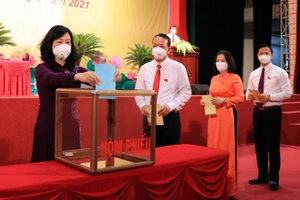 Bí thư Tỉnh ủy Bắc Ninh Đào Hồng Lan và các đại biểu bầu các chức danh HĐND và UBND tỉnh Bắc Ninh. 