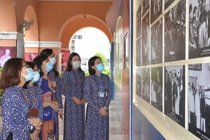  Khách tham quan triển lãm tại Nhà Rồng - Bảo tàng Hồ Chí Minh chi nhánh TP Hồ Chí Minh.