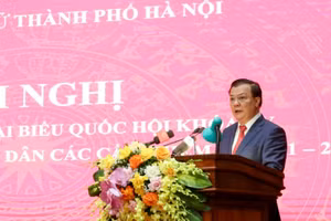Đồng chí Đinh Tiến Dũng, Ủy viên Bộ Chính trị, Bí thư Thành ủy phát biểu tại hội nghị. 