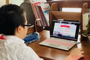 Học sinh học trực tuyến tại nhà trong những ngày nghỉ do dịch Covid-19. (Ảnh: Đăng Anh)