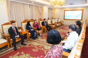 Những vị khán giả đặc biệt đã đến từ rất sớm, trò chuyện với những người làm chương trình.