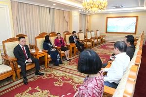 Những vị khán giả đặc biệt đã đến từ rất sớm, trò chuyện với những người làm chương trình.