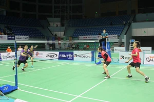 Chung kết đôi nam nữ Giải cầu lông các cây vợt xuất sắc quốc gia năm 2022. (Ảnh CÔNG DOANH) 
