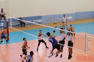 Một pha tranh chấp bóng của hai đội tuyển.