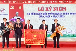 Đồng chí Lê Quang Tùng trao bức trướng của Tỉnh ủy, HĐND, UBND, Ủy ban MTTQVN tỉnh cho Đảng bộ, chính quyền và nhân dân huyện Triệu Phong. 