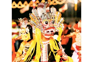 Câu chuyện sau những mặt nạ quỷ