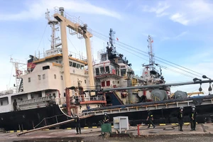 Cơ quan Công an khám xét một tàu thủy trong Chuyên án 920G. Ảnh: THIÊN VƯƠNG