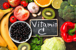 Uống nhiều vitamin C khi điều trị Covid-19 có thể làm tổn thương dạ dày