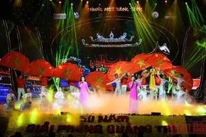 Tốp nữ Nhà hát nghệ thuật Đương đại Việt Nam biểu diễn ca khúc "Bonjour Vietnam". (Ảnh: THÀNH ĐẠT) 