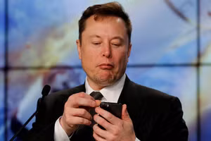 Tỷ phú Elon Musk đã đề nghị mua lại 100% số cổ phiếu của Twitter. (Ảnh: Reuters)