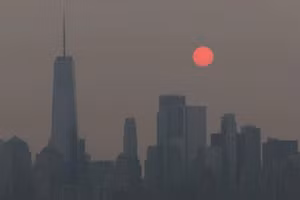 Khói mù mịt bao phủ thành phố New York, bang New York, Mỹ do cháy rừng, 21/7/2021. (Ảnh: Reuters)