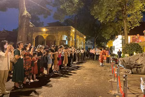 Khách du lịch dâng hương tại thềm điện Kính Thiên.