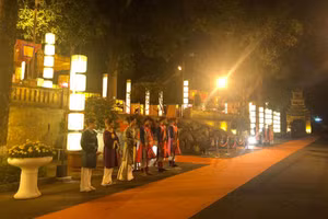 Khu điện Kính Thiên được thắp sáng rực rỡ trong tour "Giải mã Hoàng thành Thăng Long". (Ảnh: HNM)