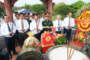 Chủ tịch nước Nguyễn Xuân Phúc cùng các đại biểu dâng hương tưởng niệm các anh hùng liệt sĩ tại Thành cổ Quảng Trị. (Ảnh: THÀNH ĐẠT)