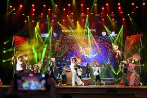 Tổng duyệt Chương trình “Chung một dòng sông”. (Ảnh: THÀNH ĐẠT)  