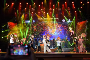 Tổng duyệt Chương trình “Chung một dòng sông”. (Ảnh: THÀNH ĐẠT)  