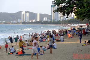 Dịp Giỗ Tổ Hùng Vương năm nay, bãi biển Nha Trang đông người trở lại.