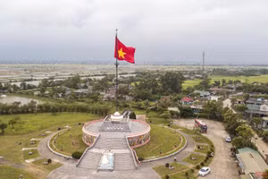 Trong suốt những năm “cách xa”, lá cờ đỏ sao vàng bên bờ Bắc vĩ tuyến 17 như biểu tượng bất diệt của niềm tin, ý chí và sức mạnh cũng như khát vọng thống nhất non sông của toàn dân tộc Việt Nam. (Ảnh: THÀNH ĐẠT)