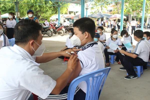 Tiêm vaccine cho trẻ 11 tuổi.
