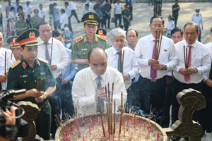 Chủ tịch nước Nguyễn Xuân Phúc và đoàn kính cẩn dâng hoa, dâng hương tưởng niệm. (Ảnh: Thành Đạt)