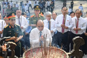 Chủ tịch nước Nguyễn Xuân Phúc và đoàn kính cẩn dâng hoa, dâng hương tưởng niệm. (Ảnh: Thành Đạt)