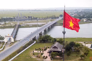 Câu chuyện của những người đã sống, chiến đấu bảo vệ ngọn cờ thiêng liêng tại cầu Hiền Lương là một khúc trường ca sẽ ngân vang mãi trong lòng người hiện tại. (Ảnh: THÀNH ĐẠT)