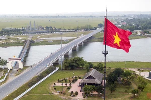 Câu chuyện của những người đã sống, chiến đấu bảo vệ ngọn cờ thiêng liêng tại cầu Hiền Lương là một khúc trường ca sẽ ngân vang mãi trong lòng người hiện tại. (Ảnh: THÀNH ĐẠT)