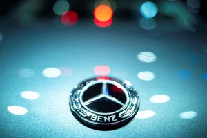Logo của hãng xe hơi Đức Mercedes-Benz. (Ảnh: Reuters)