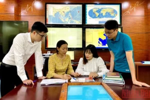 Xử lý các dữ liệu về động đất tại Trung tâm Báo tin động đất và cảnh báo sóng thần.