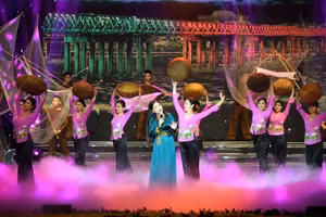 Anh Thơ và tốp múa NHNT Đương đại Việt Nam biểu diễn bài hát Câu hò bên bến Hiền Lương. Ảnh: THÀNH ĐẠT