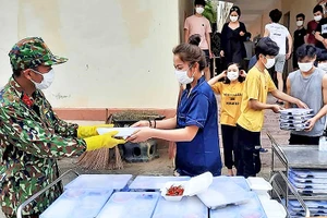 Chiến sĩ thực hiện nhiệm vụ bảo đảm bữa ăn cho công dân trong khu cách ly tập trung tại Trung đoàn 971, Bộ Chỉ huy quân sự TP Đà Nẵng.