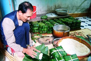 Truyền thống nấu bánh chưng ngày Tết của người Việt Nam. ẢNH TƯ LIỆU 