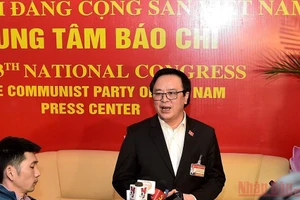 Đồng chí Hoàng Bình Quân, Trưởng Ban Đối ngoại T.Ư trả lời phỏng vấn báo chí bên lề Đại hội Đảng lần thứ XIII chiều 27-1. Ảnh: DUY LINH.