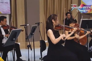 Các nghệ sĩ Dàn nhạc giao hưởng Việt Nam trình diễn trực tiếp trên trang Fanpage trong chương trình "Season opening concert".