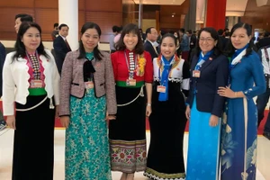 Giây phút nghỉ giải lao của các đại biểu nữ bên lề Đại hội Đảng lần thứ XIII.