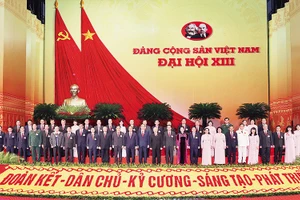 Các đồng chí lãnh đạo Ðảng, Nhà nước với Ðoàn đại biểu Ðảng bộ TP Hồ Chí Minh. Ảnh: TRÍ DŨNG (TTXVN)