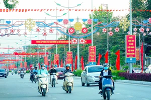 Đường phố TP Điện Biên Phủ (Điện Điên) rực rỡ chào mừng thành công Đại hội. Ảnh Lê Lan.