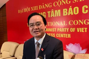 Bộ trưởng Giáo dục và Đào tạo Phùng Xuân Nhạ trả lời phỏng vấn báo chí bên lề Đại hội Đảng lần thứ XIII.