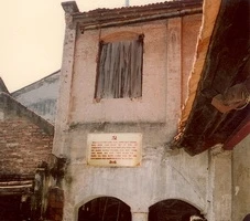 Ngôi nhà trong làng Bát Tràng, nơi in bài hát Tiến quân ca.