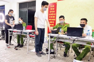 Công an quận Ba Đình (Hà Nội) làm ca đêm để cấp căn cước công dân mới cho người dân ở điểm cấp lưu động tại UBND phường Trúc Bạch.