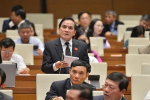 Đại biểu Quách Thế Tản tại phiên thảo luận ở hội trường, Kỳ họp thứ 11, Quốc hội khoá XIV