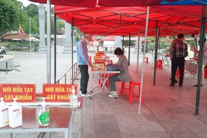 Du khách đến chiêm bái Đền Cửa Ông (TP Cẩm Phả, tỉnh Quảng Ninh) đều được giám sát y tế chặt chẽ. Ảnh: QUANG THỌ