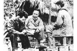 Đồng chí Trường Chinh, Thép Mới và Hà Xuân Trường duyệt bản thảo đăng Báo Nhân Dân số đầu tiên năm 1951. Ảnh tư liệu