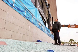 Một tòa nhà thiệt hại sau vụ bắn tên lửa vào Irbil Iraq ngày 16-2. Ảnh | AFP