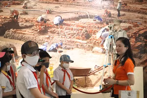 Học sinh Hà Nội tham gia hoạt động giáo dục di sản tại Hoàng thành Thăng Long.